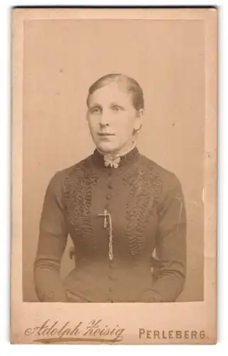 Fotografie Adolph Zeisig, Perleberg, Hübsch gekleidete Dame mit Kragenbrosche