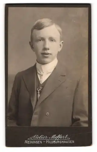 Fotografie Atelier Meffert, Meiningen, Sedanstrasse, Blonder Bursche im gutbürgerlichen Anzug