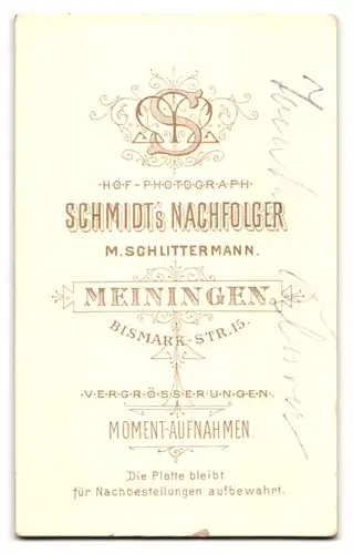 Fotografie M. Schlittermann, Meiningen, Bismarckstrasse 15, Frau mit gelockter Hochtseckfrisur im schwarzen Rüschenkleid