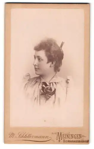Fotografie M. Schlittermann, Meiningen, Bismarckstrasse 15, Junge Dame mit gelocktem Haar im Kleid mit Puffärmeln