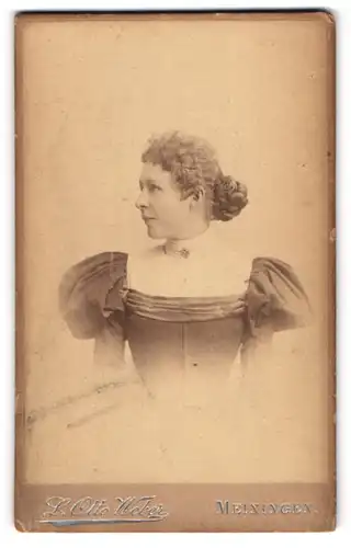 Fotografie L. Otto Weber, Meiningen, Bismarckstrasse 15, Junge Frau mit hochgestecktem Haar im Kleid mit Puffärmeln