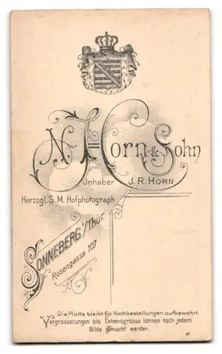 Fotografie J. R. Horn, Sonneberg /Thür., Rosengasse 107, Wonneproppen Helma im weissen Gewand mit Schleifchen
