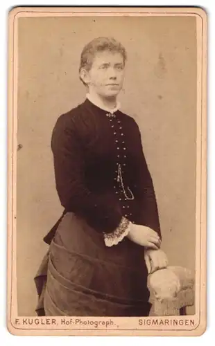 Fotografie F. Kugler, Sigmaringen, Krauchenwiesserstrasse, Junge Dame mit gelockter Hochsteckfrisur im edlen Gewand