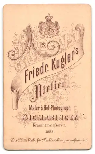 Fotografie F. Kugler, Sigmaringen, Krauchenwiesserstrasse, Junge Dame mit gelockter Hochsteckfrisur im edlen Gewand