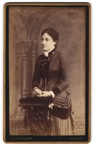 Fotografie E. Hartkopf, Soest, Junge Frau im verzierten Kleid mit betonter Taille und prächtigem Halsschmuck