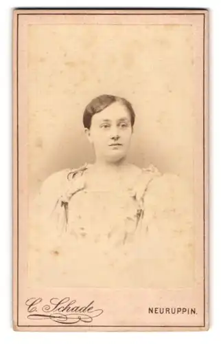 Fotografie C. Schade, Neuruppin, Am Paradeplatz, Heranwachsende im strahlend weissen Gewand