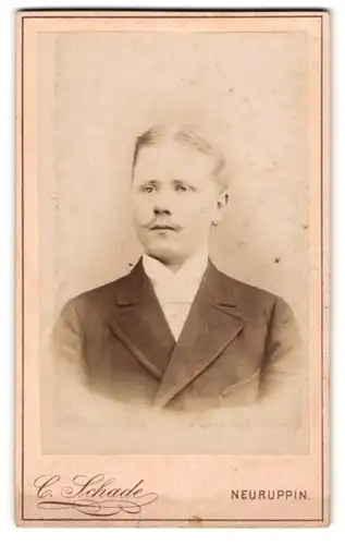 Fotografie C. Schade, Neuruppin, Am Paradeplatz, Junger Mann mit dünnem Moustache und gewichstem Scheitel im Anzug