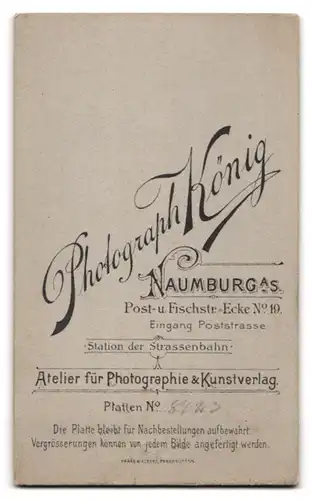 Fotografie Carl König, Naumburg, Poststrasse, Heranwachsende Schönheit im hochwertigen Rüschenkleid