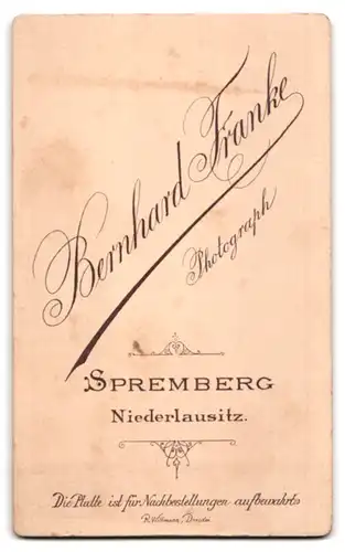 Fotografie Bernh. Franke, Spremberg /Niederlausitz, Herr mit gezwirbeltem Vollbart und Brille im bürgerlichen Kostüm