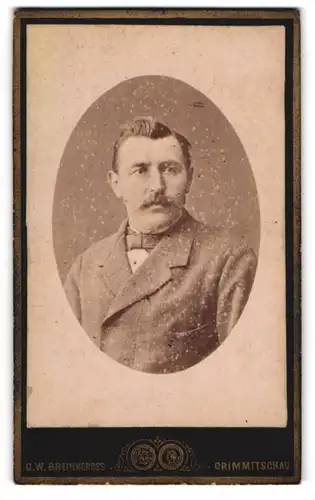 Fotografie C. W. Breitengross, Crimmitschau, Leipzigerstrasse, Mann mit gepflegtem Moustache im modischen Anzug