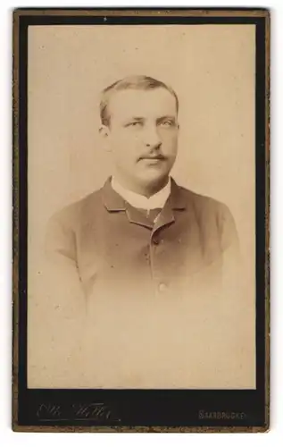 Fotografie Otto Hiller, Saarbrücken, An der neuen Brücke, Junger Herr mit genervtem Blick im bürgerlichen Kostüm