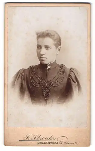 Fotografie Fr. Schroeder, Brandenburg /Havel, Ritterstrasse 18, Junge Marie Horn im verzierten Kleid mit Puffärmeln