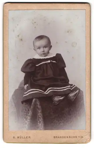 Fotografie G. Müller, Brandenburg /Havel, Grosse Münzenstrasse 3, Niedliches Kleinkind im zweifarbigen Rüschenkleid