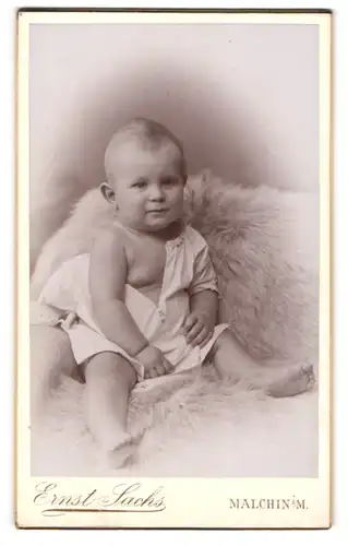 Fotografie Ernst Sachs, Malchin /M., Säugling im Babykleid