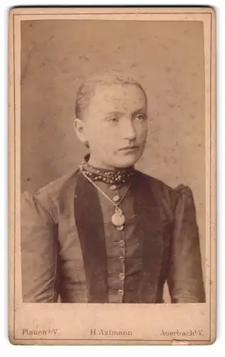 Fotografie H. Axlmann, Plauen /V., Bahnhofstrasse 8, Zierliche junge Dame mit schickem Schmuck