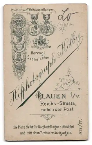 Fotografie Kolby, Plauen i. V., Reichs-Strasse neben der Post, Knabe mit Matrosenoutfit