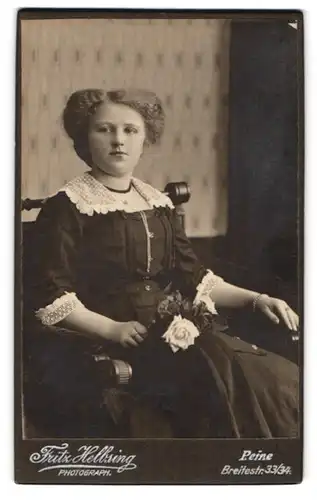 Fotografie Fritz Helbsing, Peine, Breite Str. 33-34, Junge Dame im hübschen Kleid mit Rosen