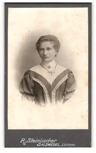 Fotografie R. Steinbacher, Salzwedel, Neuperverstr. 38, Junge Dame im hübschen Kleid