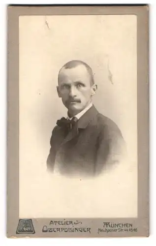 Fotografie Kaufhaus Oberpollinger G. m. b. H., München, Neuhauser-Str. 44-46, Elegant gekleideter Herr mit Schnurrbart