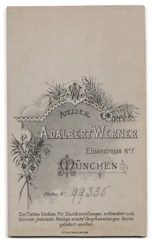 Fotografie Adalbert Werner, München, Elisenstr. 7, Elegant gekleideter Herr mit verschränkten Armen
