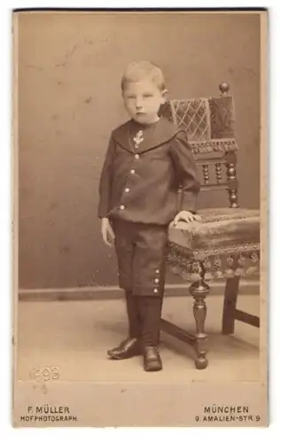Fotografie Friedrich Müller, München, Amalienstr. 9, Kleiner Junge im Matrosenanzug