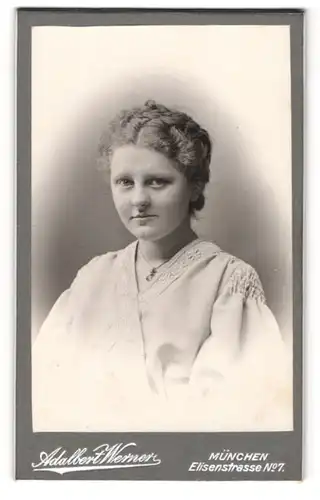 Fotografie Adalbert Werner, München, Elisenstr. 7, Junge Dame mit hochgestecktem Haar