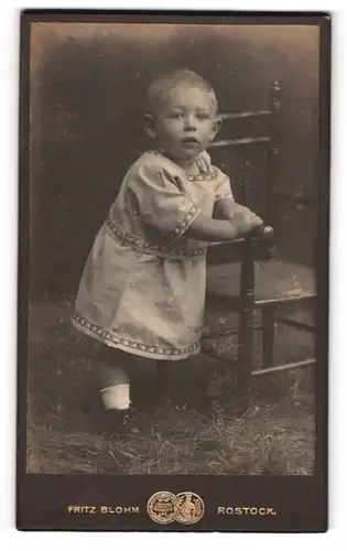 Fotografie Fritz Blohm, Rostock, Kleines Kind im hübschen Kleid