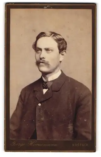 Fotografie George Hornemann, Rostock, Blücher-Str. 13, Stattlicher Herr im Anzug mit Schnauzbart