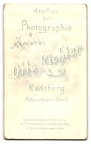 Fotografie Otto Richter, Radeberg, Pulsnitzer-Str. 7, Süsses Kleinkind im Kleid sitzt auf Fell