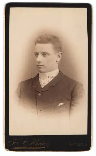 Fotografie F. A. Hacker, Radeberg, Dresdnerstr. 18, Junger Herr im karierten Anzug mit Krawatte
