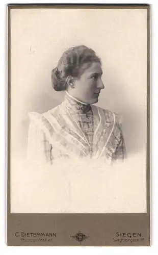 Fotografie H. Dietermann, Siegen, Siegbergstr. 1a, Junge Dame in weiss im Profil