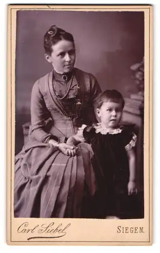 Fotografie Carl Siebel, Siegen, Junge Mutter im Kleid mit ihrem Kind