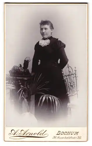 Fotografie A. Arnold, Bochum, Humboldstr. 36, Dame in elegantem Kleid