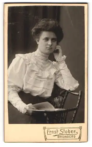 Fotografie Ernst Stober, Bromberg, Dame mit Steckfrisur beim Lesen