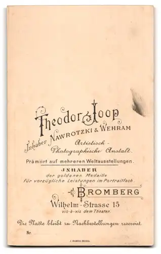 Fotografie Th. Joop, Bromberg, Wilhelmstr. 15, Heranwachsender mit neumodischer Frisur und Anzug