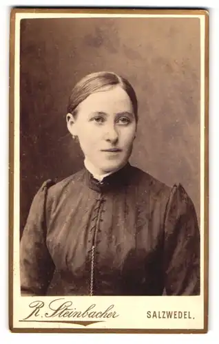 Fotografie R. Steinbacher, Salzwedel, Neuperver-Str. 38, Attraktive junge Dame im schwarzen Kleid