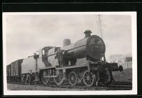 AK Lokomotive der englischen Eisenbahn Nr. 575 mit Bahnpersonal