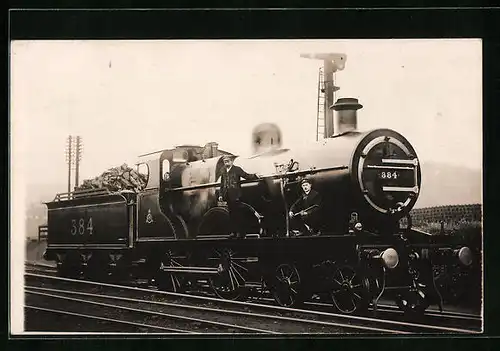 AK Posierende Lokführer vor einer englischen Eisenbahn Nr. 384