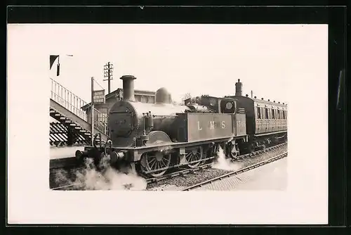 AK Lokomotive der englischen Eisenbahn Nr. 1348 heizt die Kessel an