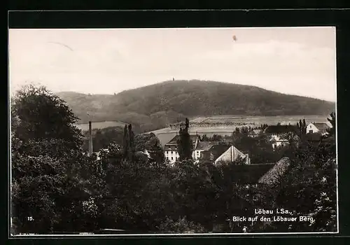 AK Löbau i. S., Ortschaft vor Löbauer Berg Kulisse