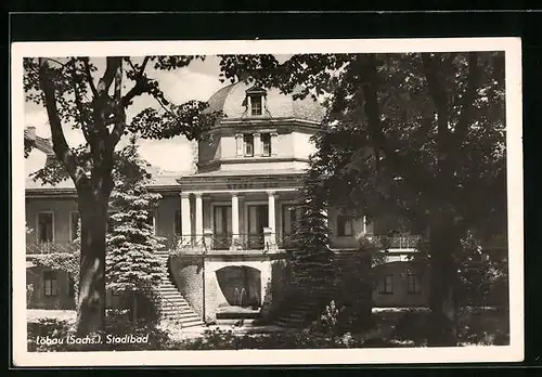 AK Löbau i. S., Ansicht Stadtbad hinter Bäumen