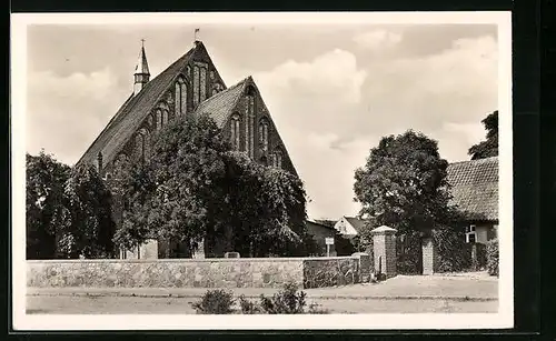 AK Wiek a. Rügen, Strassenpartie vor der 700jährigen Kirche