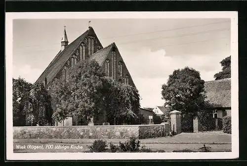 AK Wiek a. Rügen, Strassenpartie vor der 700jährigen Kirche