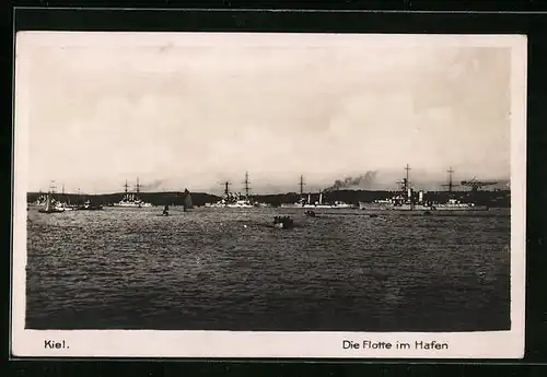 AK Kiel, Die Flotte im Hafen aus der Ferne