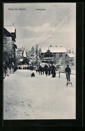 AK Hahnenklee /Harz, Strassenpartie mit Schlittenfahrern im Winter