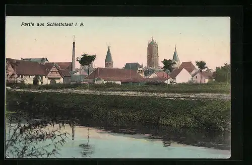 AK Schlettstadt i. E., Panorama des Ortes hinter Wasser