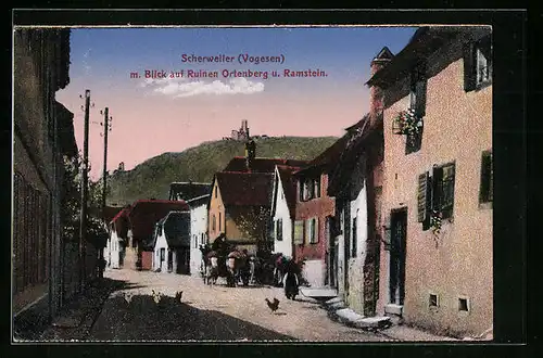 AK Scherweiler /Vogesen, Strassenpartie mit Blick auf Ruinen Ortenberg und Ramstein