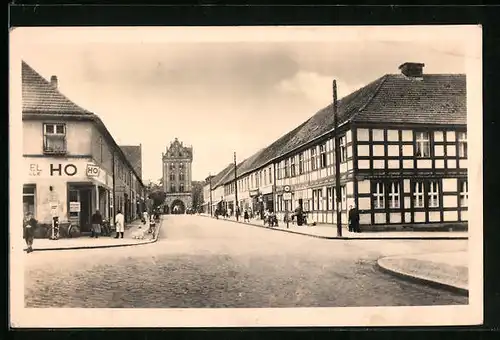 AK Templin /Um., Berliner Strasse mit HO-Kaufhaus und Berliner Tor