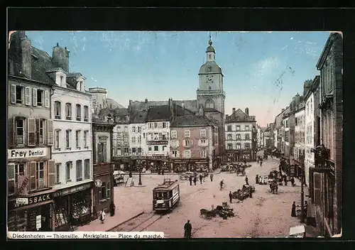 AK Diedenhofen, Marktplatz mit Geschäften, Strassenbahn