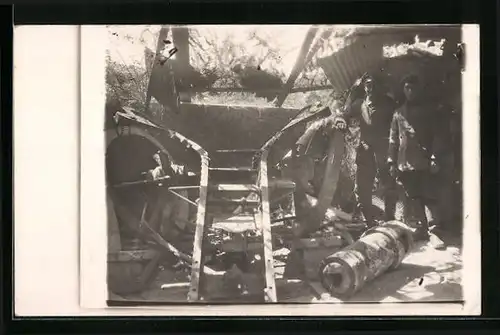 Foto-AK Soldaten neben zerstörter Haubitze